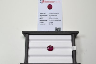 Un rubis, facetté ovale, d'un poids de 5,73 cts, avec son ce…