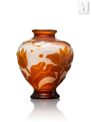 un vase en verre orné d'un motif marron et blanc