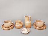 un ensemble de tasses à café et de soucoupes posées sur une table