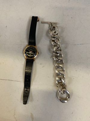 une montre et un bracelet posés sur une table
