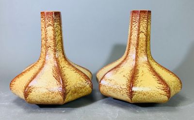 deux vases posés sur une table