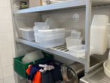 de nombreux plats sur les étagères de la cuisine
