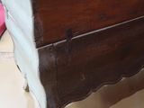 un banc en bois qui se trouve dans une pièce