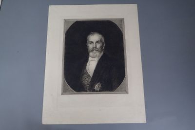 une photo en noir et blanc d'un homme en costume