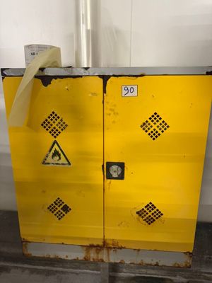 une armoire métallique jaune sur laquelle est apposée une pancarte
