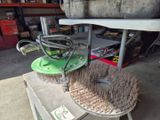 tout un tas de pinceaux posés sur une table