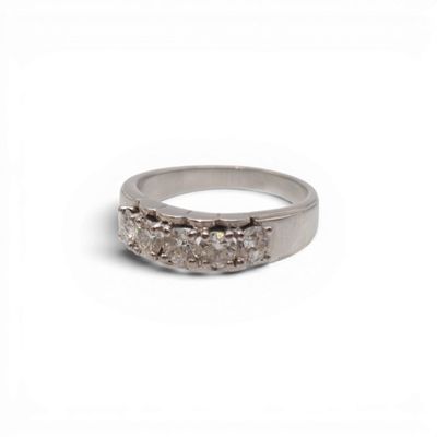 gros plan d'une bague en diamant sur fond blanc
