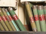 un grand nombre de livres qui se trouvent dans une boîte