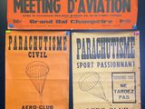 trois affiches accrochées au mur d'une salle de réunion