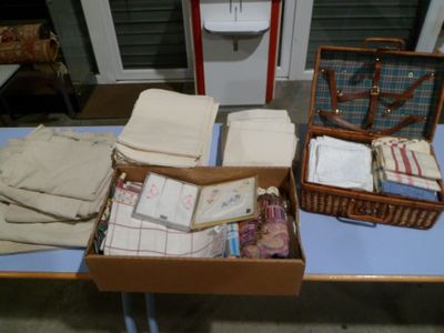 une table sur laquelle se trouvent de nombreux objets et un panier posé sur la table