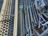 un tas de tuyaux métalliques posés par terre
