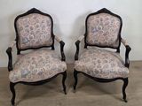 paire de chaises anciennes de style français avec un revêtement floral