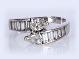 gros plan d'une bague en diamant sur une surface blanche