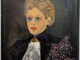 portrait d'une femme tenant un bouquet de lilas à la main