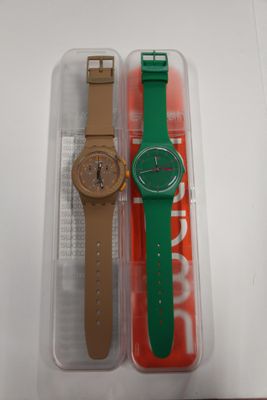 deux montres posées dans un étui en plastique sur une table