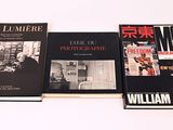 trois livres posés sur une table, sur fond blanc