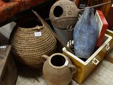beaucoup d'objets posés sur le sol