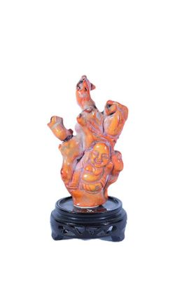 SUJET en corail rouge branché sculpté d'un personnage. CHINE…