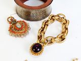 de nombreux bijoux posés sur une surface blanche