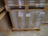 une pile de boîtes empilées les unes sur les autres