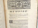 un vieux livre ouvert sur une table