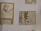 il y a beaucoup de dessins sur le mur de cette pièce