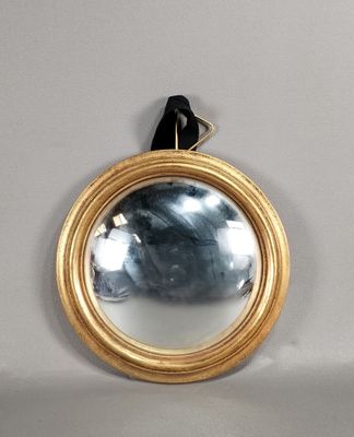 un miroir accroché au mur, entouré d'un ruban noir