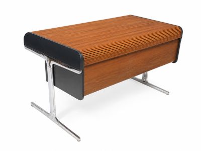 une image représentant un bureau avec un plateau en bois et des pieds en métal