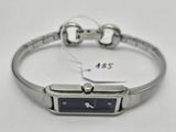 une image représentant un bracelet en argent orné d'un cadran noir
