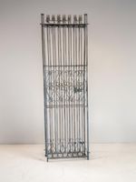 Paire de grilles de jardin en métal terminée par des flèches…