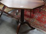 une table avec un plateau en bois posée sur un tapis dans une pièce