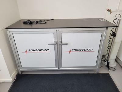 une armoire métallique à deux portes et un tapis noir