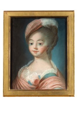 portrait d'une jeune femme vêtue d'une robe rose et coiffée d'un chapeau à plumes