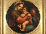 une peinture représentant une femme tenant un bébé dans ses bras