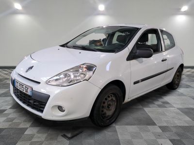 la photo d'une voiture blanche garée dans un garage