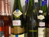 plusieurs bouteilles de vin sont alignées sur un comptoir