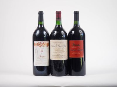 trois bouteilles de vin sont alignées sur une surface blanche