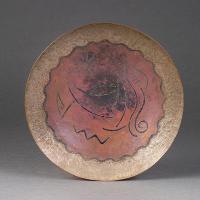 une assiette ornée d'un motif sur un fond gris