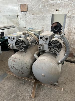 deux compresseurs d'air placés l'un à côté de l'autre dans une pièce