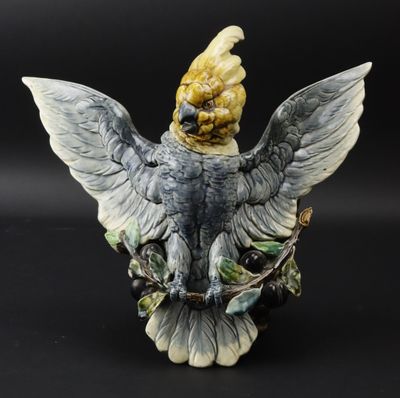 une photo d'une sculpture en céramique représentant un oiseau
