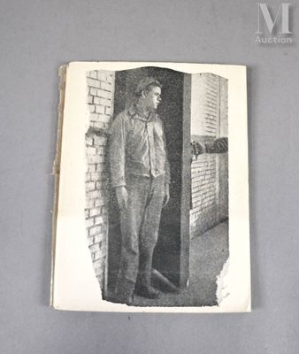 une photo en noir et blanc d'un homme debout devant un mur de briques