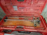 une mallette à outils rouge contenant des outils