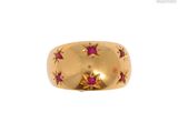 un gros plan d'une bague en or ornée d'étoiles
