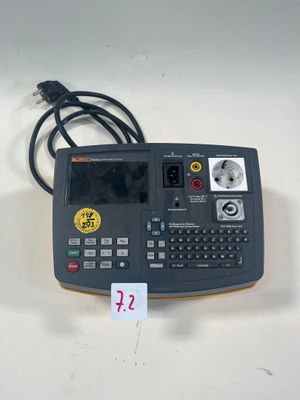 un gros plan d'une calculatrice posée sur une table, avec une étiquette de prix