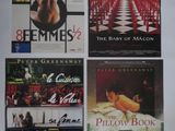 quatre affiches de cinéma accrochées au mur d'une pièce