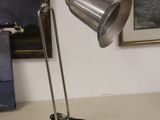 une lampe posée sur une table dans une pièce