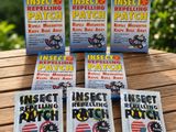 quatre paquets de patchs en forme d'insectes posés sur une table en bois
