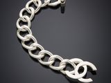 un bracelet en argent avec un maillon de chaîne sur fond noir