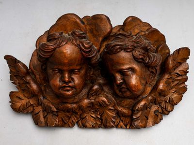 deux anges sculptés sur le mur de cette pièce