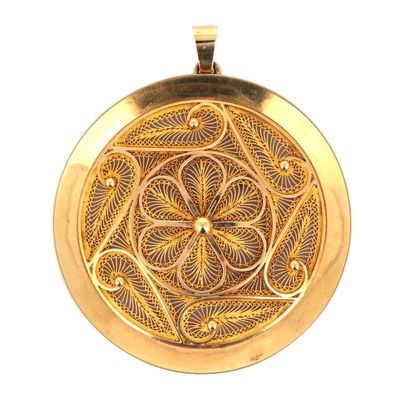 une image représentant un fermoir en or orné d'un motif floral